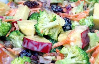 La recette facile de la salade crémeuse de pommes et brocoli