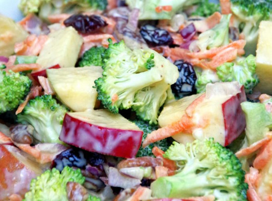 La recette facile de la salade crémeuse de pommes et brocoli