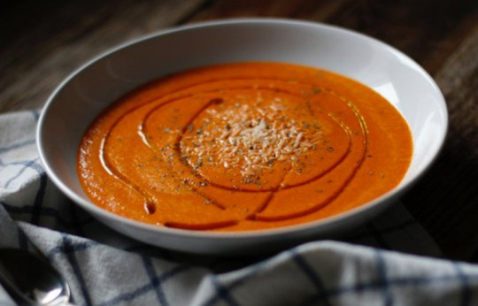 Recette facile de soupe réconfortante aux poivrons rouges