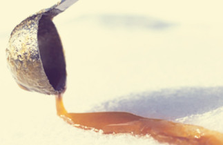 La recette facile pour faire de la tire d'érable sur la neige à la maison!