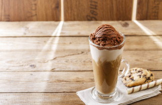 Le meilleur café glacé à la crème glacé au chocolat (Si rafraîchissant)