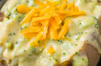 La recette de pomme de terre au four nappée d'une sauce brocoli-cheddar (Très facile!)