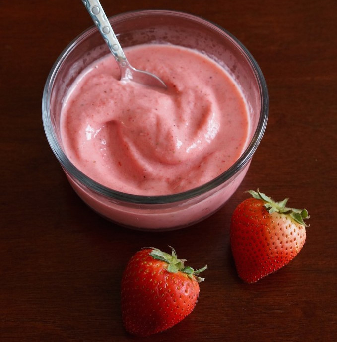 Cette recette de yogourt glacé aux fraises est absolument délicieuse!