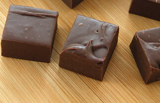 Le fudge au chocolat le plus rapide à faire (prêt en 3 minutes!)
