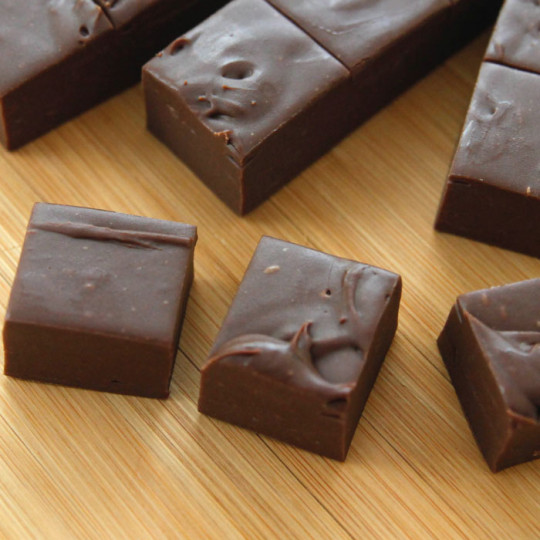 Le fudge au chocolat le plus rapide à faire (prêt en 3 minutes!)