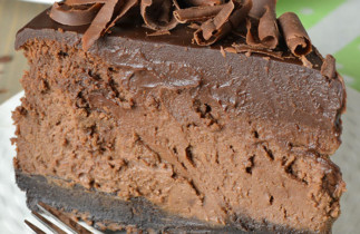 Recette facile de gâteau au fromage triple-chocolat avec une croûte Oréo