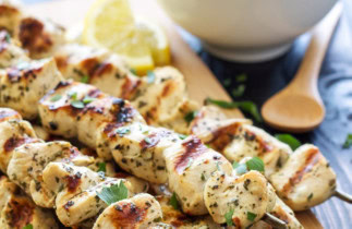 Recette de brochettes de poulet grecques avec la sauce tzatziki