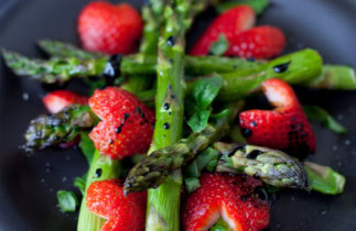Asperges aux fraises balsamique
