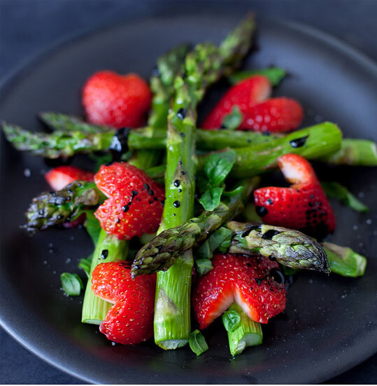 Asperges aux fraises balsamique