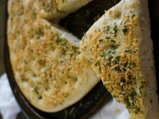 Recette facile de pain focaccia à l'ail et au fromage!