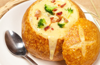 Recette facile de soupe brocoli cheddar et bacon dans un bol en pain