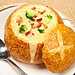 Recette facile de soupe brocoli cheddar et bacon dans un bol en pain