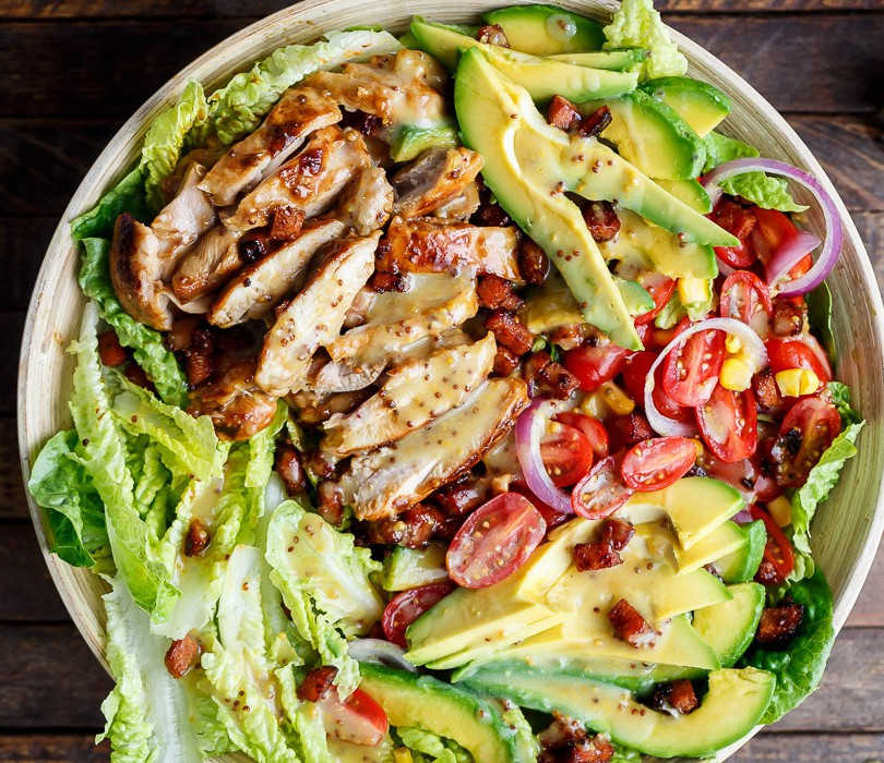 Recette facile de salade au poulet, avocat et bacon avec une vinaigrette