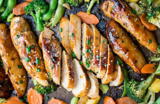 Recette facile de poulet teriyaki et légumes sur une plaque à cuisson