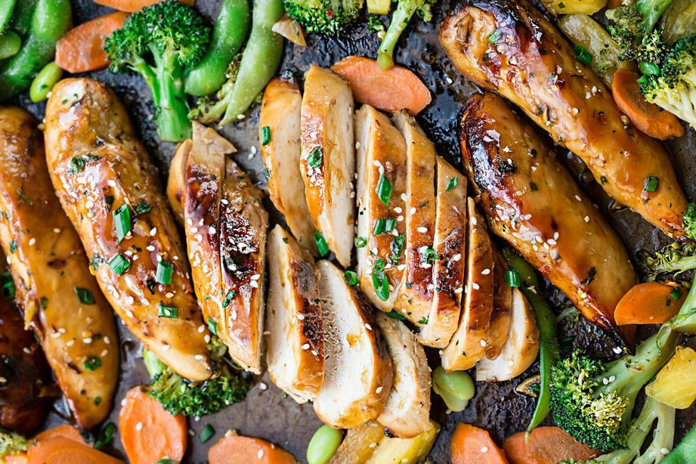 Cuisses de poulet et légumes grillés sur plaque