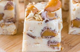 Recette facile de fudge au beurre d'arachides, caramel et pretzel!