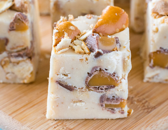 Recette facile de fudge au beurre d'arachides, caramel et pretzel!