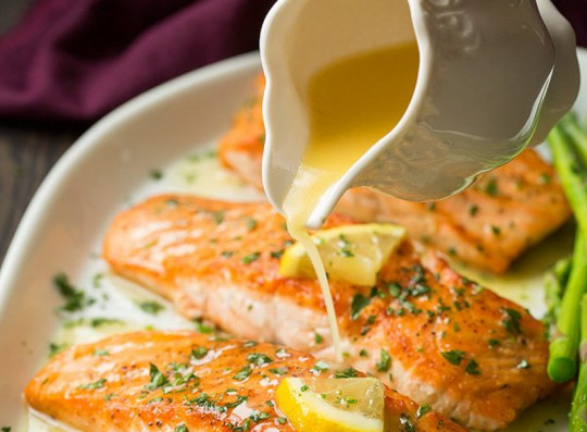 Recette facile de saumon au beurre à l'ail et citron!
