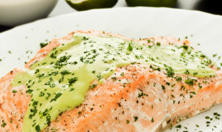 Recette facile de saumon avec une sauce crémeuse lime et coriandre!