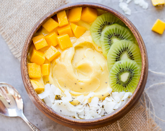 Recette facile de bol de smoothie aux kiwis, mangues et ananas!