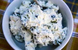 Recette facile de fromage à la crème aux fines herbes fraîches!
