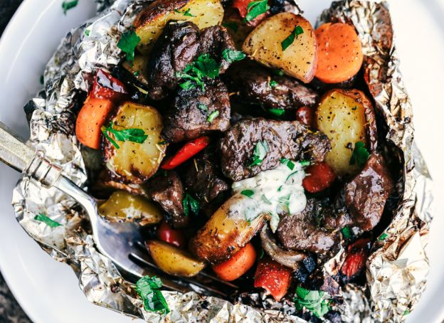 Recette facile de papillote de boeuf au beurre à l'ail, patates et légumes