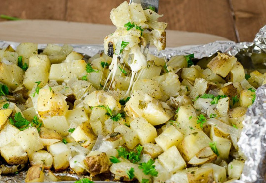 Les meilleures patates gratinées à l'ail sur le BBQ!