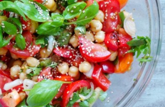 Recette facile de salade santé aux tomate, basilic et pois chiches