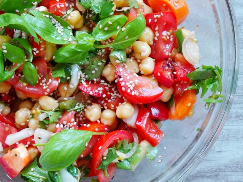 Recette facile de salade santé aux tomate, basilic et pois chiches