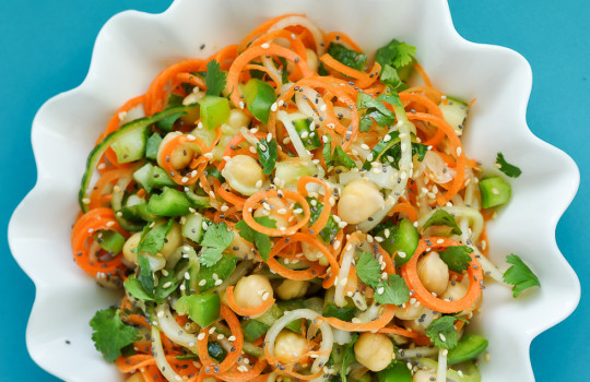 Recette facile de salade thaïlandaise aux nouilles, carottes et concombres!