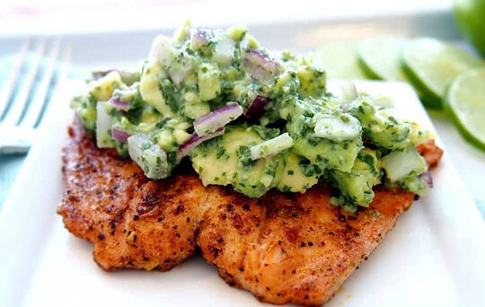 Recette facile de saumon grillé avec une salsa d'avocat!