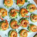 Des bouchées de crevettes sur un lit de concombre et d'avocat absolument délicieuse!