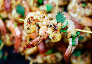 La meilleure recette de brochettes de crevettes à l'ail sur le BBQ!
