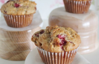 La recette facile de muffins aux fraises et rhubarbe!