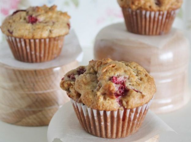 La recette facile de muffins aux fraises et rhubarbe!