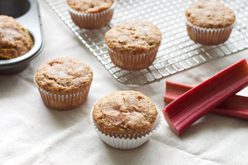 La recette facile de muffins à la rhubarbe et pacanes!