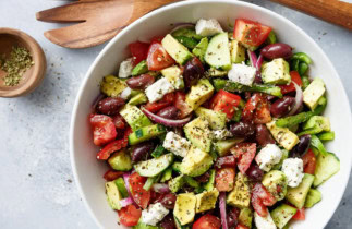 Recette facile de salade grecque à l'avocat!