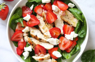 Recette facile de salade d'épinards et fraises au poulet!