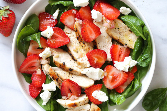 Recette facile de salade d'épinards et fraises au poulet!