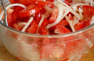 Une recette facile de salade de tomates et d'oignons!
