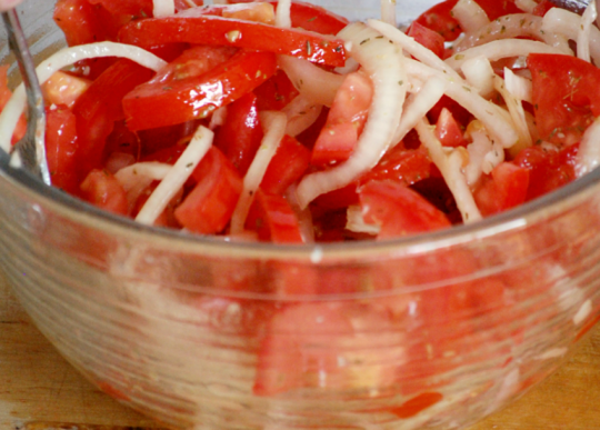 Une recette facile de salade de tomates et d'oignons!