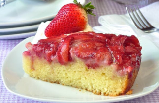 La recette facile de gâteau renversé aux fraises!