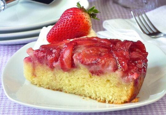 La recette facile de gâteau renversé aux fraises!