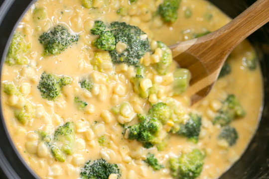 La recette facile de soupe crémeuse au maïs et brocoli à la mijoteuse!