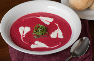 La meilleure recette facile de soupe aux betteraves!