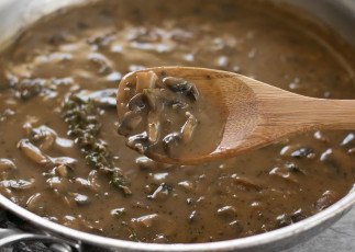 La recette facile de sauce gravy aux herbes et champignons!
