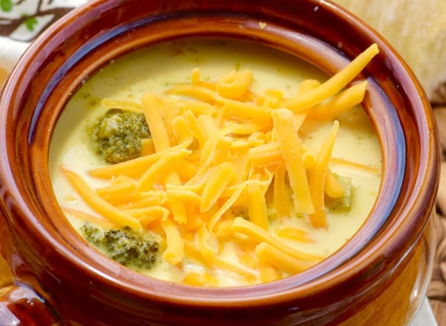 La recette facile de soupe au brocoli et cheddar dans la mijoteuse!