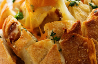 La recette facile de pain à partager à l'ail et aux trois fromages!