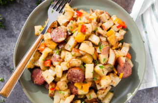 La meilleure recette de casserole déjeuner de patates, saucisses et poivrons!