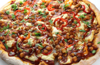 La meilleure recette depPizza végétarienne aux pois chiches (Et sauce BBQ)!